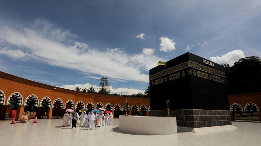 Sejumlah jamaah calon haji dan umroh mengikuti pelatihan manasik di Al Mahmudah Manasik Haji Training Centre (AMTC) Setu, Tangerang Selatan, Banten, Selasa (22/3/2022). (CNBC Indonesia/Andrean Kristianto)