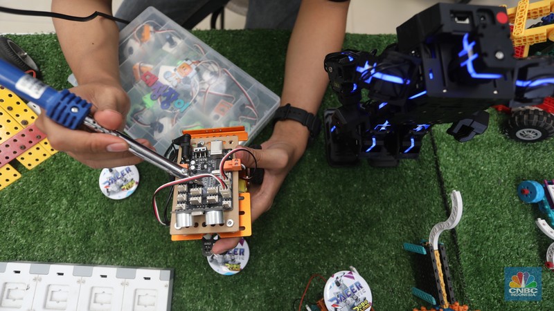 Sejumlah peserta pelatihan merakit robot yang terbuat dari CPU komputer bekas di Kampong Robot, Ciputat, Tangerang Selatan, Banten, Selasa (22/3/2022). (CNBC Indonesia/Andrean Kristianto)