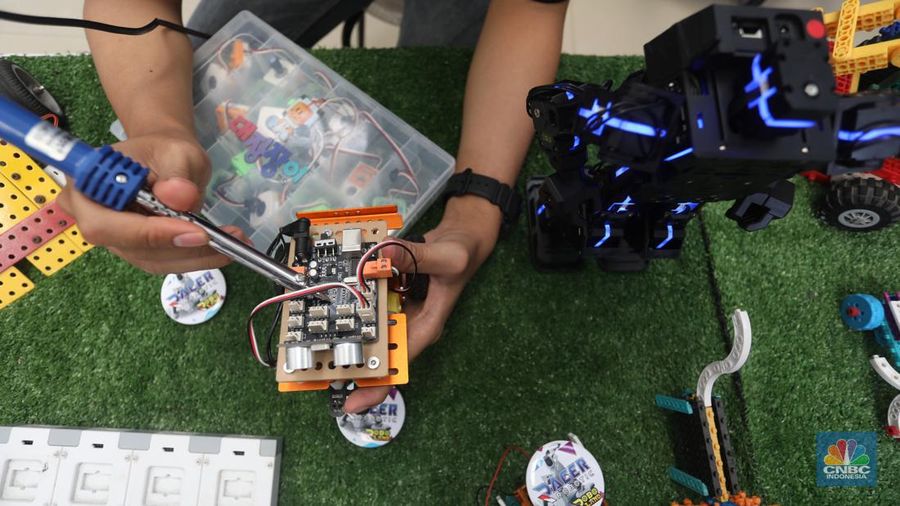 Sejumlah peserta pelatihan merakit robot yang terbuat dari CPU komputer bekas di Kampong Robot, Ciputat, Tangerang Selatan, Banten, Selasa (22/3/2022). (CNBC Indonesia/Andrean Kristianto)