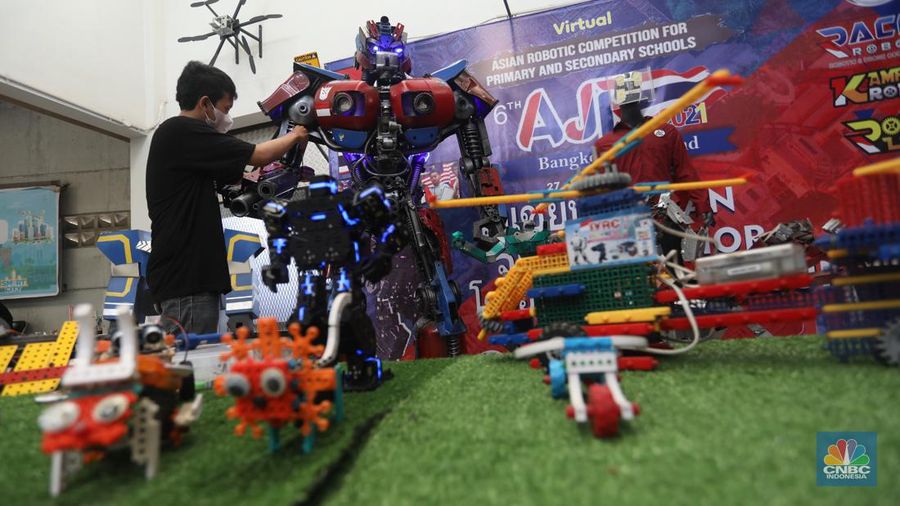Sejumlah peserta pelatihan merakit robot yang terbuat dari CPU komputer bekas di Kampong Robot, Ciputat, Tangerang Selatan, Banten, Selasa (22/3/2022). (CNBC Indonesia/Andrean Kristianto)