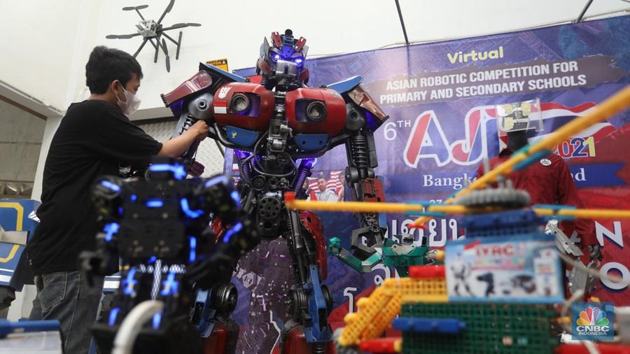 Sejumlah peserta pelatihan merakit robot yang terbuat dari CPU komputer bekas di Kampong Robot, Ciputat, Tangerang Selatan, Banten, Selasa (22/3/2022). (CNBC Indonesia/Andrean Kristianto)