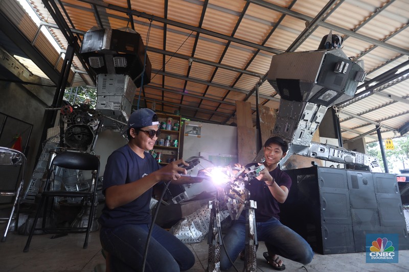 Sejumlah peserta pelatihan merakit robot yang terbuat dari CPU komputer bekas di Kampong Robot, Ciputat, Tangerang Selatan, Banten, Selasa (22/3/2022). (CNBC Indonesia/Andrean Kristianto)