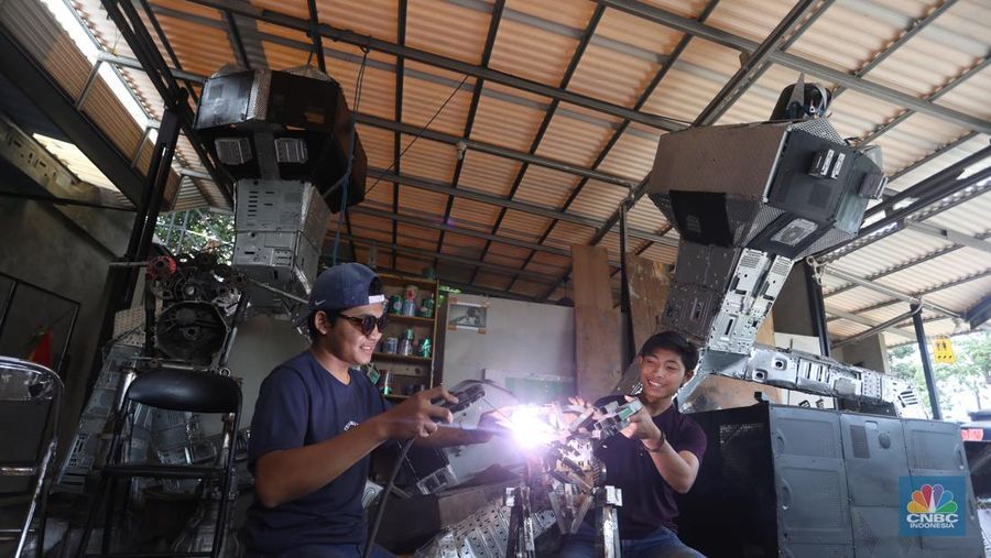 Sejumlah peserta pelatihan merakit robot yang terbuat dari CPU komputer bekas di Kampong Robot, Ciputat, Tangerang Selatan, Banten, Selasa (22/3/2022). (CNBC Indonesia/Andrean Kristianto)