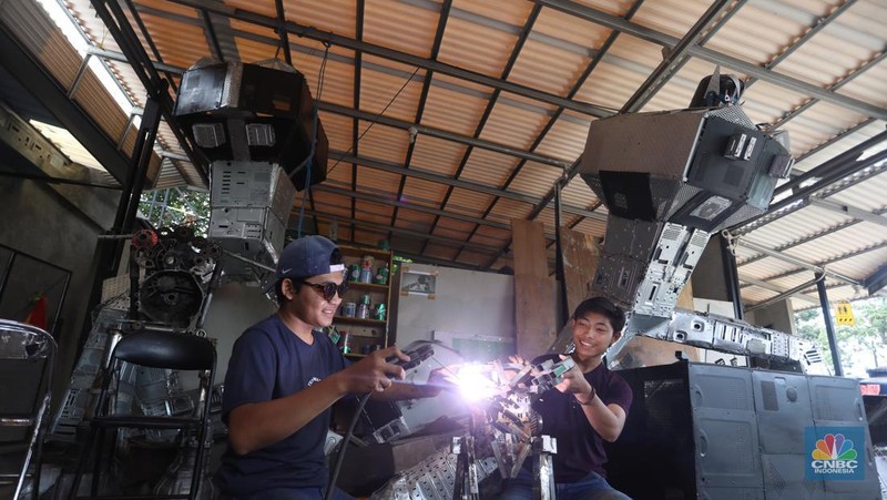 Sejumlah peserta pelatihan merakit robot yang terbuat dari CPU komputer bekas di Kampong Robot, Ciputat, Tangerang Selatan, Banten, Selasa (22/3/2022). (CNBC Indonesia/Andrean Kristianto)