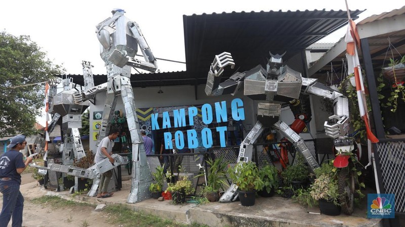 Sejumlah peserta pelatihan merakit robot yang terbuat dari CPU komputer bekas di Kampong Robot, Ciputat, Tangerang Selatan, Banten, Selasa (22/3/2022). (CNBC Indonesia/Andrean Kristianto)