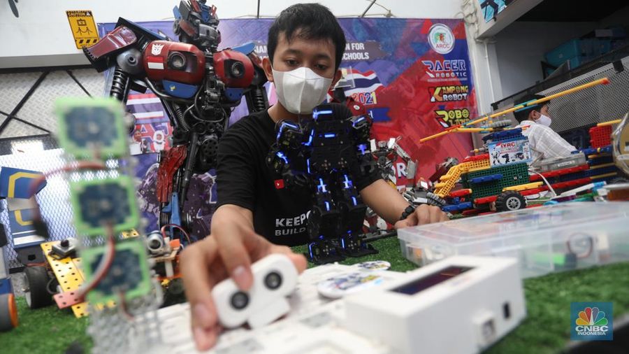 Sejumlah peserta pelatihan merakit robot yang terbuat dari CPU komputer bekas di Kampong Robot, Ciputat, Tangerang Selatan, Banten, Selasa (22/3/2022). (CNBC Indonesia/Andrean Kristianto)