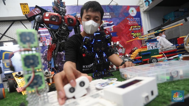Sejumlah peserta pelatihan merakit robot yang terbuat dari CPU komputer bekas di Kampong Robot, Ciputat, Tangerang Selatan, Banten, Selasa (22/3/2022). (CNBC Indonesia/Andrean Kristianto)