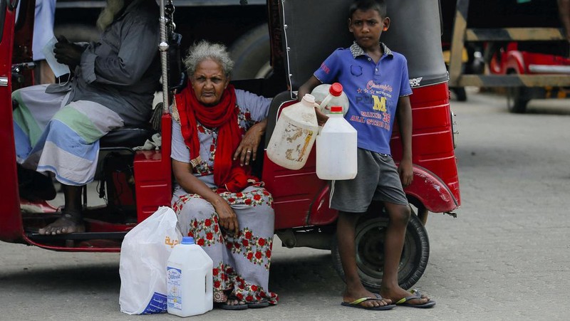 People stand in a long queue to buy kerosene oil for kerosene cookers amid a shortage of domestic gas due to country's economic crisis, at a fuel station in Colombo, Sri Lanka March 21, 2022. REUTERS/Dinuka Liyanawatte