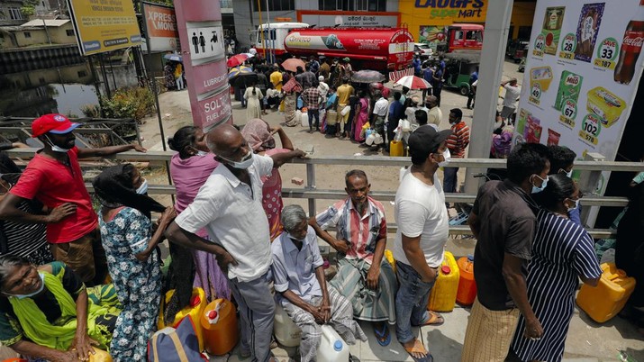 People stand in a long queue to buy kerosene oil for kerosene cookers amid a shortage of domestic gas due to country's economic crisis, at a fuel station in Colombo, Sri Lanka March 21, 2022. REUTERS/Dinuka Liyanawatte