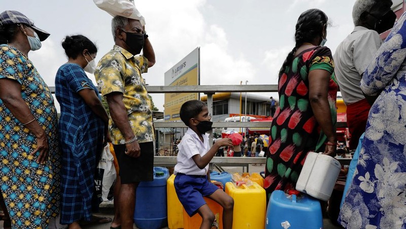 People stand in a long queue to buy kerosene oil for kerosene cookers amid a shortage of domestic gas due to country's economic crisis, at a fuel station in Colombo, Sri Lanka March 21, 2022. REUTERS/Dinuka Liyanawatte