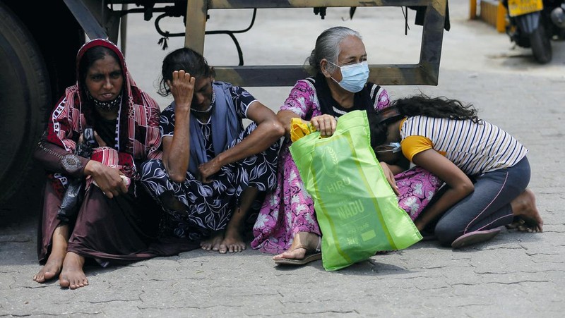 People stand in a long queue to buy kerosene oil for kerosene cookers amid a shortage of domestic gas due to country's economic crisis, at a fuel station in Colombo, Sri Lanka March 21, 2022. REUTERS/Dinuka Liyanawatte