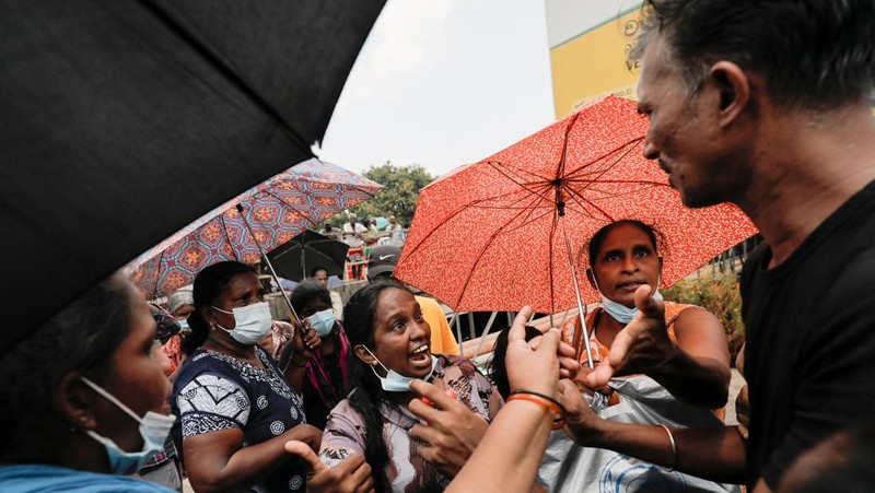 People stand in a long queue to buy kerosene oil for kerosene cookers amid a shortage of domestic gas due to country's economic crisis, at a fuel station in Colombo, Sri Lanka March 21, 2022. REUTERS/Dinuka Liyanawatte