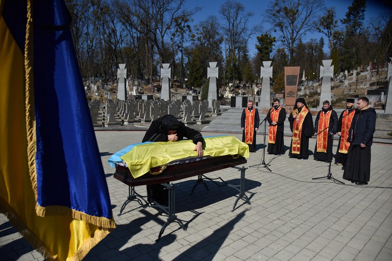 UKRAINE-CRISIS/ The mother of Major Ivan Skrypnyk, who died as a result of Russia's missile attack on the Ukrainian military base in Yavoriv, reacts during his funeral, following Russia's invasion of Ukraine, at Lychakiv Cemetery, in Lviv, Ukraine, March 17, 2022. REUTERS/Pavlo Palamarchuk