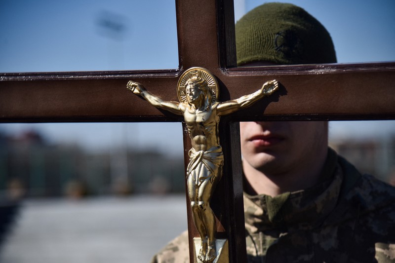 UKRAINE-CRISIS/ The mother of Major Ivan Skrypnyk, who died as a result of Russia's missile attack on the Ukrainian military base in Yavoriv, reacts during his funeral, following Russia's invasion of Ukraine, at Lychakiv Cemetery, in Lviv, Ukraine, March 17, 2022. REUTERS/Pavlo Palamarchuk