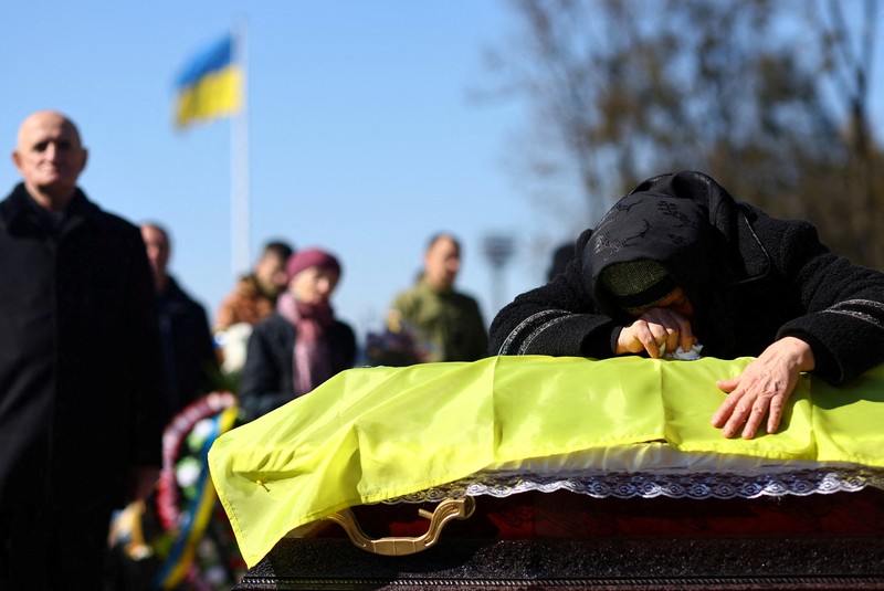 UKRAINE-CRISIS/ The mother of Major Ivan Skrypnyk, who died as a result of Russia's missile attack on the Ukrainian military base in Yavoriv, reacts during his funeral, following Russia's invasion of Ukraine, at Lychakiv Cemetery, in Lviv, Ukraine, March 17, 2022. REUTERS/Pavlo Palamarchuk