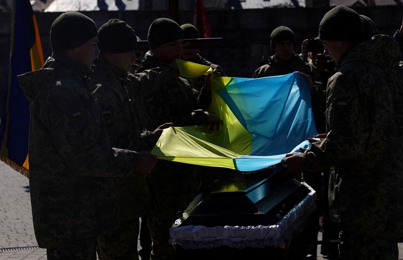 UKRAINE-CRISIS/ The mother of Major Ivan Skrypnyk, who died as a result of Russia's missile attack on the Ukrainian military base in Yavoriv, reacts during his funeral, following Russia's invasion of Ukraine, at Lychakiv Cemetery, in Lviv, Ukraine, March 17, 2022. REUTERS/Pavlo Palamarchuk
