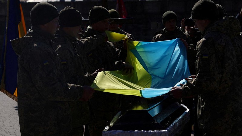 The mother of Major Ivan Skrypnyk, who died as a result of Russia's missile attack on the Ukrainian military base in Yavoriv, reacts during his funeral, following Russia's invasion of Ukraine, at Lychakiv Cemetery, in Lviv, Ukraine, March 17, 2022. REUTERS/Pavlo Palamarchuk