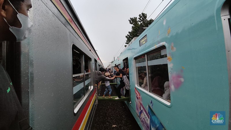 Gangguan Kereta Commuterline (Aji Darmadi via CNBC Indonesia)