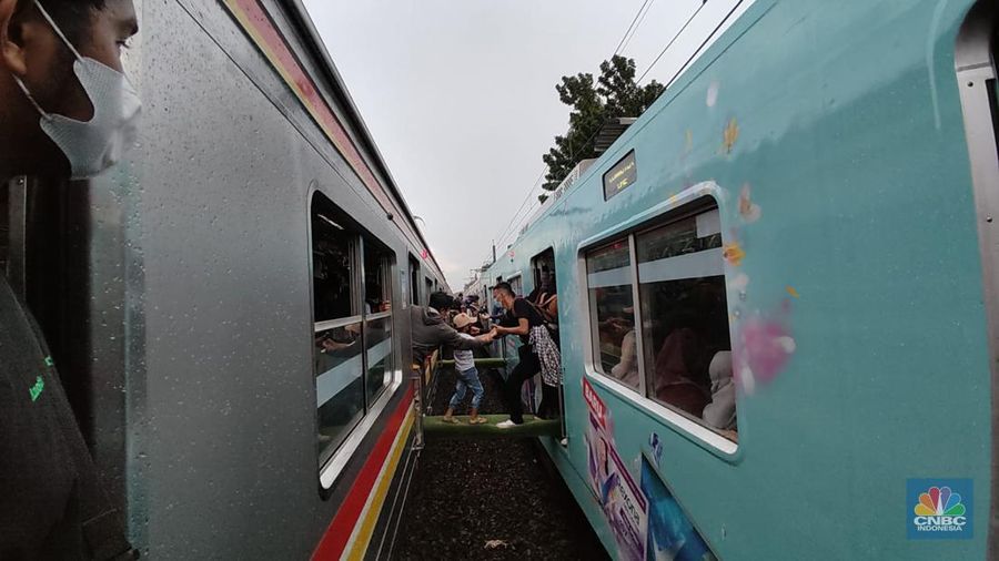 Gangguan Kereta Commuterline (Aji Darmadi via CNBC Indonesia)