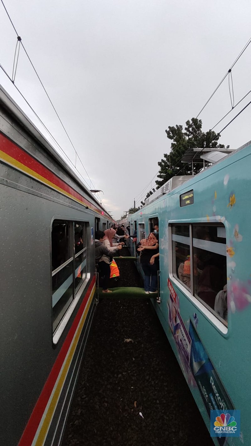 Gangguan Kereta Commuterline (Aji Darmadi via CNBC Indonesia)