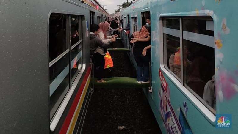 Gangguan Kereta Commuterline (Aji Darmadi via CNBC Indonesia)