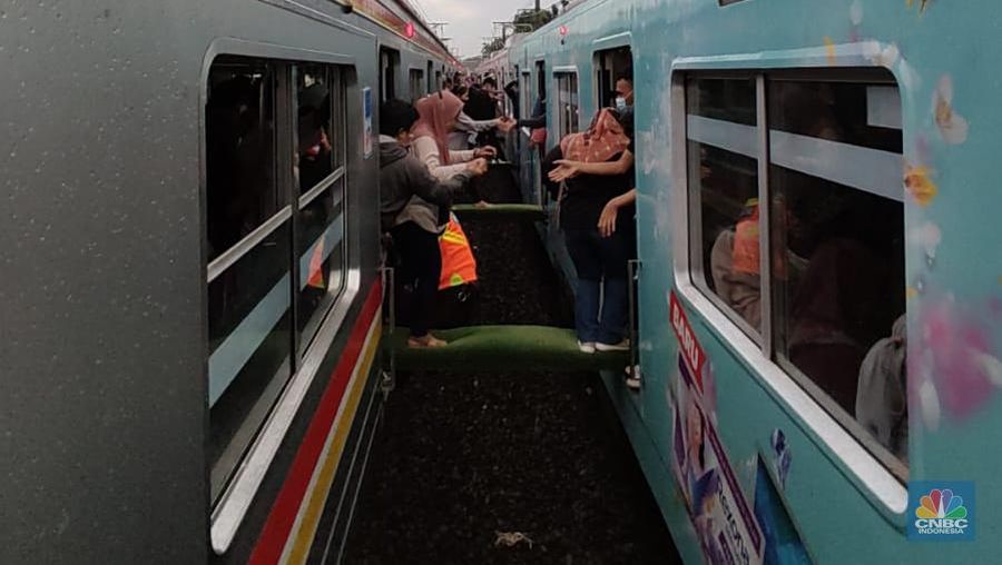 Gangguan Kereta Commuterline (Aji Darmadi via CNBC Indonesia)