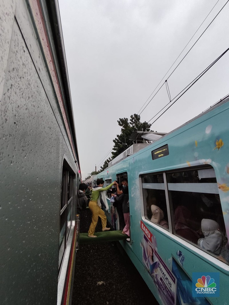 Gangguan Kereta Commuterline (Aji Darmadi via CNBC Indonesia)