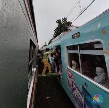Potret Evakuasi Penumpang KRL Commuter Rute Jatinegara-Cakung