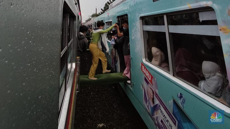 Gangguan Kereta Commuterline (Aji Darmadi via CNBC Indonesia)