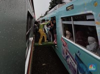 Potret Evakuasi Penumpang KRL Commuter Rute Jatinegara-Cakung