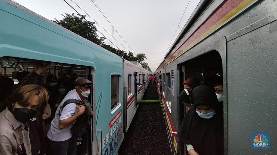 Gangguan Kereta Commuterline (Aji Darmadi via CNBC Indonesia)