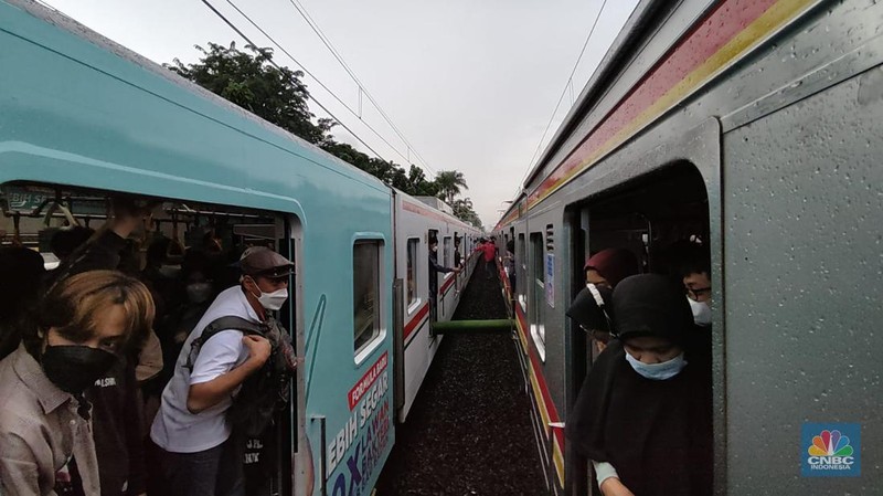 Gangguan Kereta Commuterline (Aji Darmadi via CNBC Indonesia)