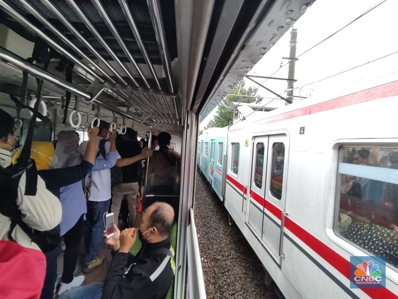 Gangguan Kereta Commuterline (Aji Darmadi via CNBC Indonesia) Gangguan Kereta Commuterline (Aji Darmadi via CNBC Indonesia)