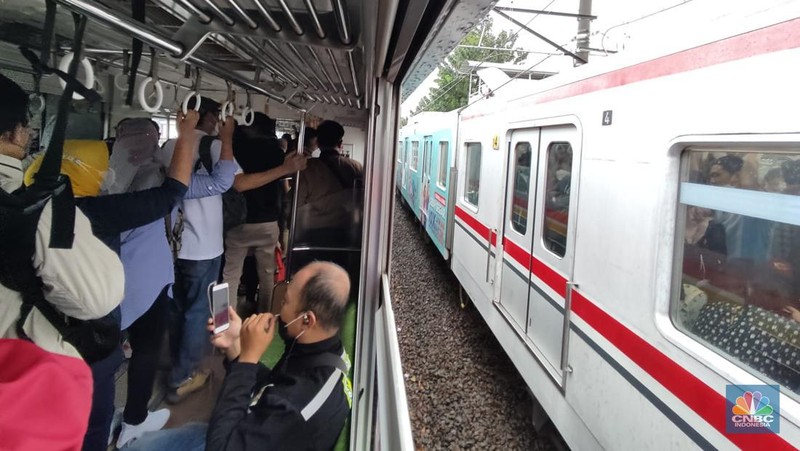 Gangguan Kereta Commuterline (Aji Darmadi via CNBC Indonesia)