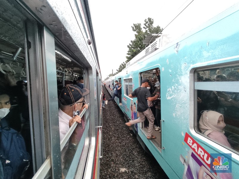 Gangguan Kereta Commuterline (Aji Darmadi via CNBC Indonesia)