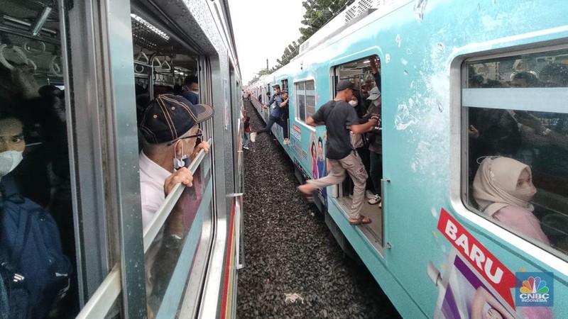 Gangguan Kereta Commuterline (Aji Darmadi via CNBC Indonesia)