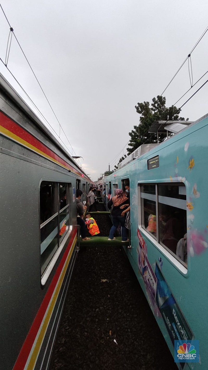 Gangguan Kereta Commuterline (Aji Darmadi via CNBC Indonesia)