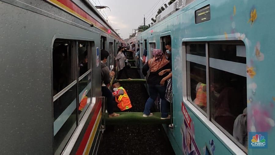 Gangguan Kereta Commuterline (Aji Darmadi via CNBC Indonesia)