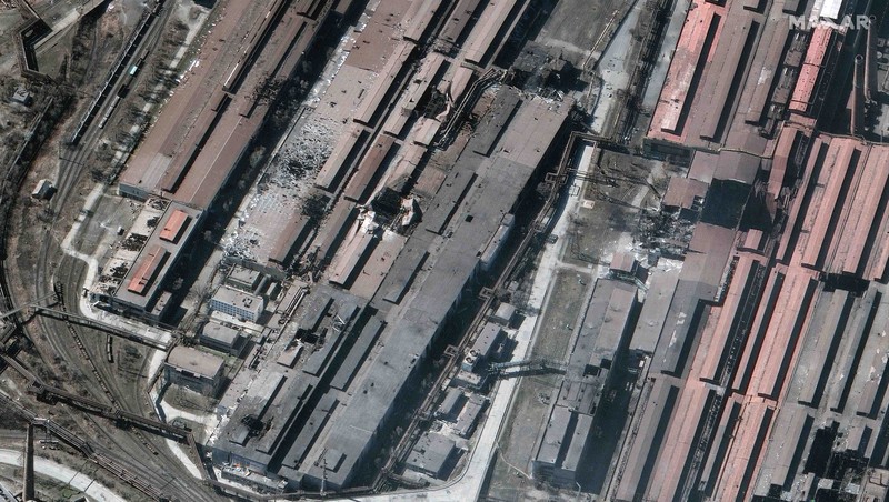 This satellite image provided by Maxar Technologies shows burning buildings at Livoberezhnyi district in Mariupol, Ukraine Tuesday, March 22, 2022. (Satellite image ©2022 Maxar Technologies via AP)
