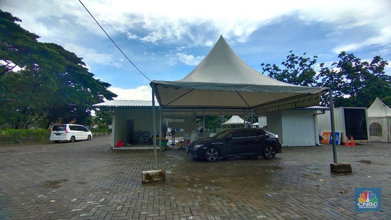 Suasana fasilitas test covid-19 yang sepi pengunjung di Taman Aries, Meruya Utara, Kembangan, Jakarta Barat, Rabu (23/3/2022). Pantauan CNBC Indonesia dilokasi terlihat hanya beberapa kendaraan yang melakukan tes COVID-19 dengan sistem drive thru dilokasi ini.  (CNBC Indonesia/ Tri Susilo)