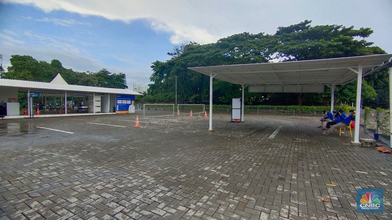 Suasana fasilitas test covid-19 yang sepi pengunjung di Taman Aries, Meruya Utara, Kembangan, Jakarta Barat, Rabu (23/3/2022). Pantauan CNBC Indonesia dilokasi terlihat hanya beberapa kendaraan yang melakukan tes COVID-19 dengan sistem drive thru dilokasi ini.  (CNBC Indonesia/ Tri Susilo)