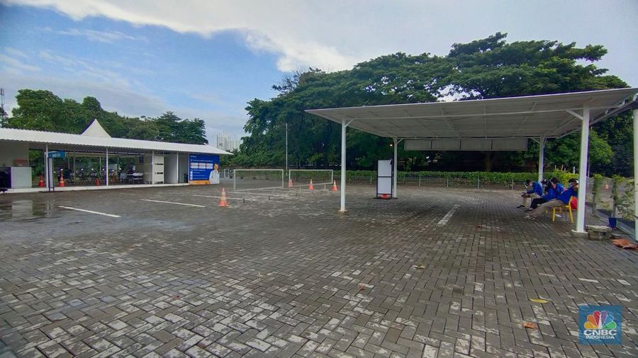Suasana fasilitas test covid-19 yang sepi pengunjung di Taman Aries, Meruya Utara, Kembangan, Jakarta Barat, Rabu (23/3/2022). Pantauan CNBC Indonesia dilokasi terlihat hanya beberapa kendaraan yang melakukan tes COVID-19 dengan sistem drive thru dilokasi ini.  (CNBC Indonesia/ Tri Susilo)