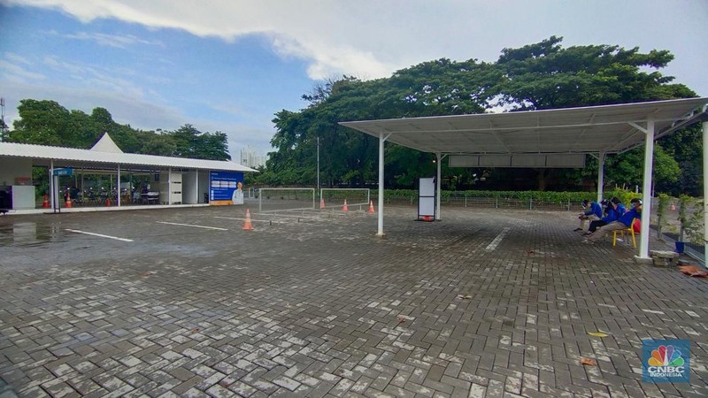Suasana fasilitas test covid-19 yang sepi pengunjung di Taman Aries, Meruya Utara, Kembangan, Jakarta Barat, Rabu (23/3/2022). Pantauan CNBC Indonesia dilokasi terlihat hanya beberapa kendaraan yang melakukan tes COVID-19 dengan sistem drive thru dilokasi ini.  (CNBC Indonesia/ Tri Susilo)