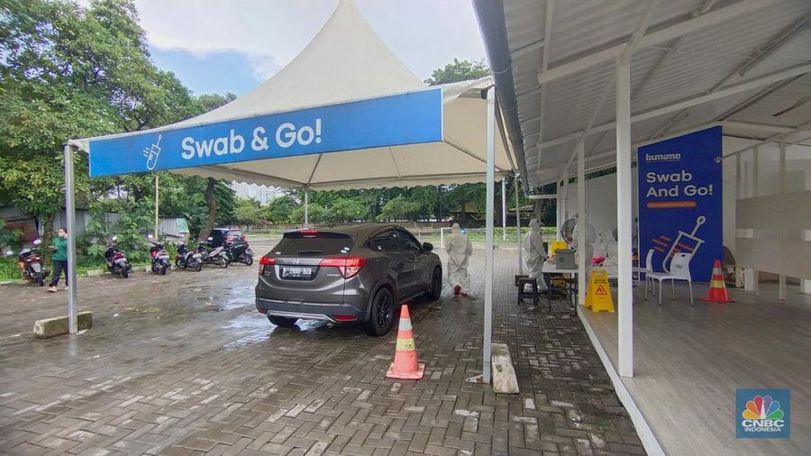 Suasana fasilitas test covid-19 yang sepi pengunjung di Taman Aries, Meruya Utara, Kembangan, Jakarta Barat, Rabu (23/3/2022). Pantauan CNBC Indonesia dilokasi terlihat hanya beberapa kendaraan yang melakukan tes COVID-19 dengan sistem drive thru dilokasi ini.  (CNBC Indonesia/ Tri Susilo)