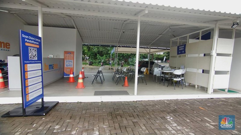 Suasana fasilitas test covid-19 yang sepi pengunjung di Taman Aries, Meruya Utara, Kembangan, Jakarta Barat, Rabu (23/3/2022). Pantauan CNBC Indonesia dilokasi terlihat hanya beberapa kendaraan yang melakukan tes COVID-19 dengan sistem drive thru dilokasi ini.  (CNBC Indonesia/ Tri Susilo)