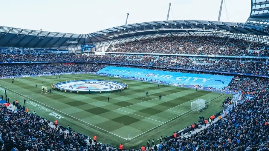 Suasna Stadion Etihad sebelum kick off Manchester City vs Manchester United (6/3/2022)