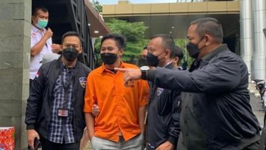 Tersangka afiliator platform Quotex, Doni Salmanan, ditampilkan polisi (Mulia Budi/detikcom)