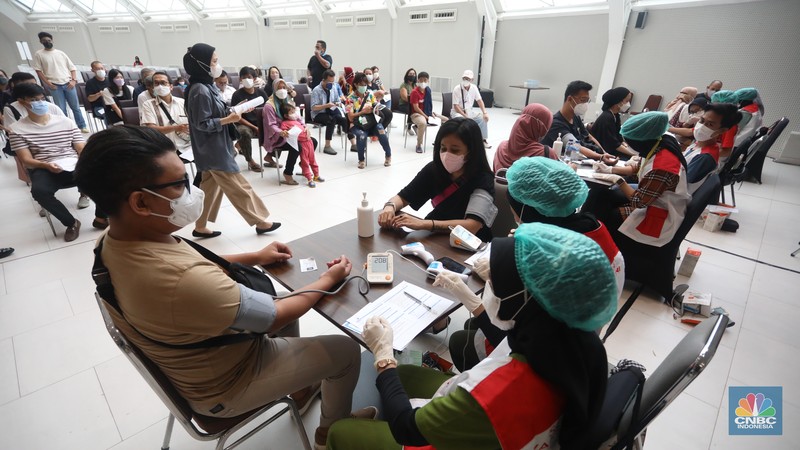 Peserta mengikuti vaksinasi booster COVID-19 di Sentra Vaksinasi Booster, Pondok Indah Mall 3, Jakarta, Rabu (23/3/2022). Pemerintah Provinsi DKI Jakarta terus menggenjot program vaksinasi terutama booster. (CNBC Indonesia/ Andrean Kristianto)