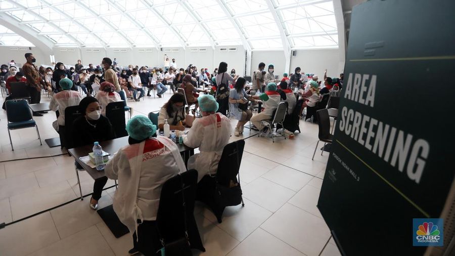 Peserta mengikuti vaksinasi booster COVID-19 di Sentra Vaksinasi Booster, Pondok Indah Mall 3, Jakarta, Rabu (23/3/2022). Pemerintah Provinsi DKI Jakarta terus menggenjot program vaksinasi terutama booster. (CNBC Indonesia/ Andrean Kristianto)