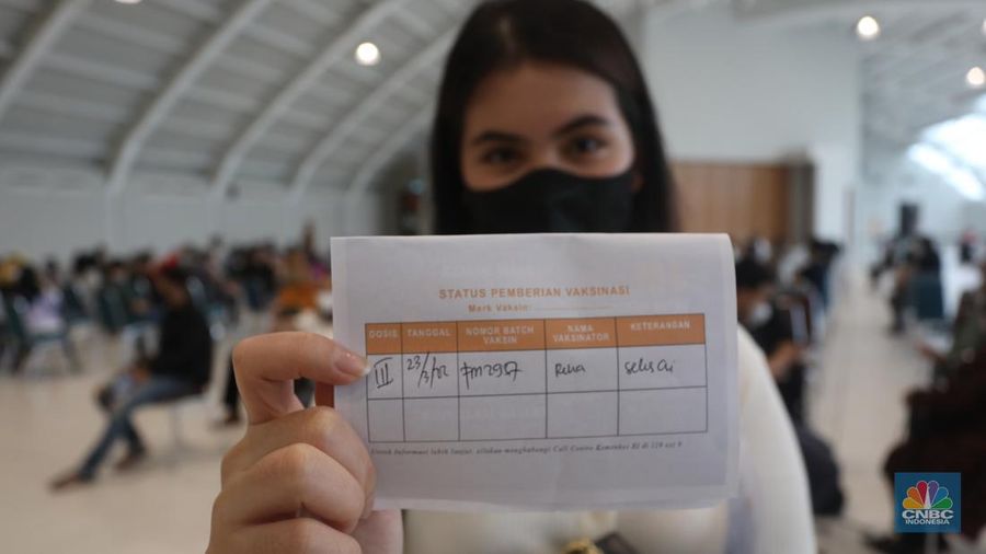 Peserta mengikuti vaksinasi booster COVID-19 di Sentra Vaksinasi Booster, Pondok Indah Mall 3, Jakarta, Rabu (23/3/2022). Pemerintah Provinsi DKI Jakarta terus menggenjot program vaksinasi terutama booster. (²©²ÊÍøÕ¾/ Andrean Kristianto)